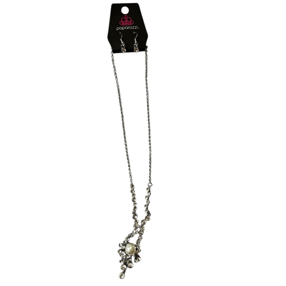 Paparazzi Silver and White Necklace Set